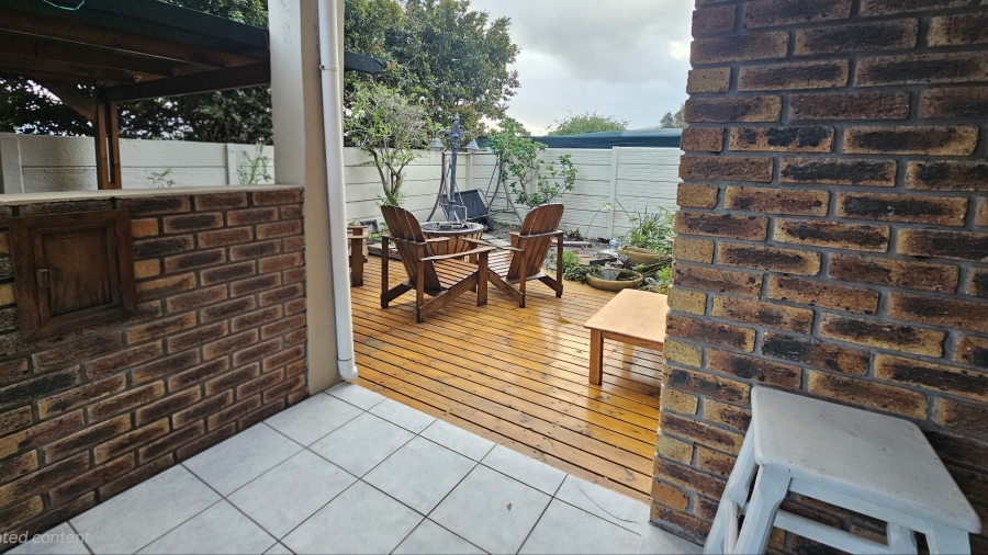 5 Bedroom Property for Sale in Voelklip Western Cape